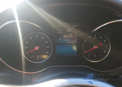 2019 Mercedes-Benz C 300 z USA, uszkodzony, nr VIN 55SWF8DB4KU312392